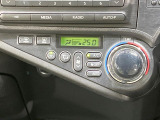 【オートエアコン】一度お好みの温度に設定すれば、車内の温度を検知し風量や温度を自動で調整。暑い&hellip;寒い&hellip;と何度もスイッチ操作をする必要はありません。快適な車内空間には必須の機能ですね♪