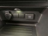 こちらのクルマはUSB接続コネクタも装備されています♪スマホの充電などにお使い下さい。ご旅行中での充電切れも、これなら心配いりませんね!