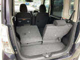 リヤシートは、分割して倒せるので、乗員や荷物に合わせてアレンジ可能です。