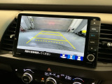 リバースギアに入れるだけで後方の表示へ切り替わります。夜間や雨の日の駐車も楽になりますよ。