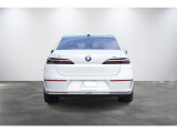 ワイド&ローが強調されたリアスタイリング。水平基調のテールライトが、次世代BMWのアイデンティティを主張します。