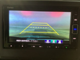 【バックカメラ】運転が苦手な方も車庫入れラクラクです!ギアをリバースに入れれば自動的に切り換わりますので、面倒な操作は不要です♪狭い駐車場もお車を傷つけず安心ですね!