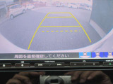 〔バックカメラ〕ギアをバックに入れると画面に自動的に後方映像が映し出され確認可能です。車庫入れなどの際に安全確認が出来て安心ですね。