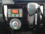 オートエアコンで暑い夏も寒い冬も快適な車内で運転出来ます。