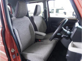 【清潔感のある運転席&助手席】隅々までクリーニングの行き届いた運転席&助手席。目立ったシミや汚れ等もございません。