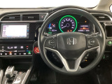 【ハンドル】運転にかかわる様々な操作を安全に行えるように視点移動が少なく操作性に配慮されたスイッチ類が凝縮されたコックピットです。
