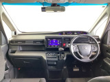 運転席は、大きな座面と包み込むような背もたれがドライバーの身体全体をしっかり支えます。上質なシート素材と座り心地のよいクッションを採用し、長時間の運転やコーナーの多い道も快適です