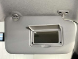 【運転席サンバイザー】鏡が付いているのでメイク直しなどにも便利★
