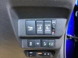 パワースライドドアの開閉はスマートキーのリモコンやドアノブは勿論、運転席側のスイッチ操作でも開閉ができ、安全・簡単です。