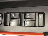 パワーウィンドのスイッチです。運転席に座りながら、助手席や後席の窓を開け閉めできるので大変便利ですよ。