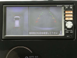 全周囲カメラで、クルマを上空から見下ろしているかのような映像を映し出します。周囲の状況がひと目でわかります!