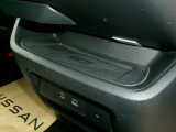 ワイヤレス充電器(メーカーオプション)。Qi規格対応スマートフォンの充電器を、センターコンソールに装備。USBコードを接続することなく、手軽に充電出来ます。