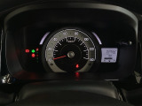 スピードメーターを大きく配した見やすいメーター部になっています。右側のインフォメーション画面でオドメーターや燃費などの情報を確認できます。