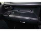 インパネテーブル装備!車内での小物などを一時的に置くとき利用できます。ドリンクホルダー装備! 美味しい飲み物 飲みながら 快適なドライブいかがですか♪