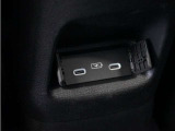 USBチャージャーは後席用にも設置されています。長時間のドライブも安心です♪