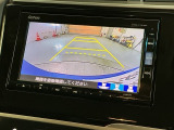リバースギアに入れるだけで後方の表示へ切り替わります。夜間や雨の日の駐車も楽になりますよ。