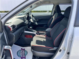 高いホールド性で運転姿勢が安定します。長距離ドライブでも疲れにくいのが魅力です。快適なドライビングライフをお送りください♪
