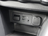 CD/DVD再生プレーヤーとフルセグTVチューナーは非搭載ですが、USB端子やAUX端子は備えています。