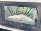 【バックカメラ】駐車時に後方がリアルタイム映像で確認できます。大型商業施設や立体駐車場での駐車時や、夜間のバック時に大活躍!運転スキルに関わらず、今や必須となった装備のひとつです!