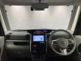 シンプルながら機能性あふれる運転席周りです。使いやすいスイッチ類の配置によりとても運転しやすいですよ。