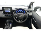 スポーティームード溢れる運転席周りですね。 クイックなドライビングに対応できるよな運転席回りになっています。 ドライブがますます楽しくなりますね!