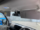 運転席と助手席にはサンバイザーを配置☆