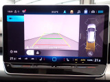 リアカメラがVWエンブレムに内蔵されています。ギアをリバースに入れると車両後方の映像が映しだされます。