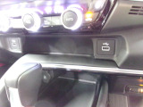便利な充電用USBジャックも付いています。