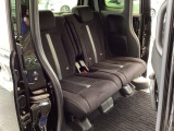 ホンダ車の低床ボディは、チャイルドシートへのお子さまの乗降や荷物の積載もスムーズ。後席にも左右分離式のアームレストがついております。ゆっくりおくつろぎいただけます。