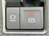 【電動パーキングブレーキ】パーキングブレーキは便利な電動式!ボタン一つで操作でき、アクセルを踏めば自動で解除されます♪レバーやペダルが無いので運転席廻りもすっきりしますね♪