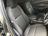 マツダは運転手中心の車つくりを行っております。上部に視認ゾーン、手が届く位置に操作ゾーンを配置し、運転に集中できるコックピットを演出しております☆