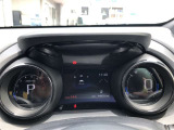 大型メーターで視界も良好な運転席廻りです。運転時の視線移動が少なくて済むので、安全性にも一役かってくれます。