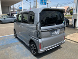当店は仕上げ業者と提携して、車両の仕上げを行っております。磨き、ルームクリーニング、ヘッドライト磨き、を一貫して行っております。