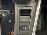 【電動パーキングブレーキ/オートブレーキホールド】パーキングブレーキをかけるときはレバーを引くだけ!ブレーキホールドは信号待ちなどの停止中にブレーキペダルから足を離してもブレーキがかかったまま!