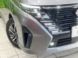 【LEDヘッドライト】悪天候や夜間走行時も良好な視界を確保し安心して運転できる高輝度LEDヘッドライトを装備!点灯速度が早く、消費電力も抑えられています。