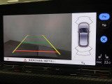 ギアをリバースに入れると車両後方の映像を映し出します。画面にはガイドラインが表示され、車庫入れや縦列駐車などの際に安全確認をサポートします。