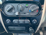 マニュアルエアコン 運転席シートヒーター 熱線連動ヒーテッドドアミラー 4WDセレクトスイッチ