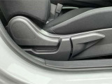 運転席シートリフター(ラチェット式)で、座面の高さも上下に動き、体格にあわせて調整ができ広々でゆったり運転できます♪