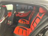 メルセデスのシートは少し硬めになっております。長時間の運転の際、適度な反発があることでお尻や腰の負担を減らす効果が御座います。