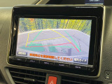 【バックカメラ】駐車時に後方がリアルタイム映像で確認できます。大型商業施設や立体駐車場での駐車時や、夜間のバック時に大活躍!運転スキルに関わらず、今や必須となった装備のひとつです!