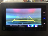【バックカメラ】運転が苦手な方も車庫入れラクラクです!ギアをリバースに入れれば自動的に切り換わりますので、面倒な操作は不要です♪狭い駐車場もお車を傷つけず安心ですね!