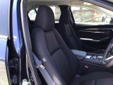 運転席はパワーシート。背中面の厚みも調節できるので、140センチから185センチの方の、それぞれの体型に合わせることができます。