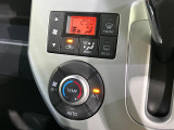 【オートエアコン】一度お好みの温度に設定すれば、車内の温度を検知し風量や温度を自動で調整。暑い&hellip;寒い&hellip;と何度もスイッチ操作をする必要はありません。快適な車内空間には必須の機能ですね♪