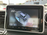 360度ビューカメラを搭載。4方の小型カメラの映像を処理し、車両真上からの映像に変換しています。