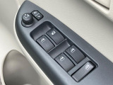 【電動格納ミラー】サイドミラーは電動格納式となっており、狭い駐車場でもキズがつくリスクを抑えられます。
