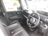 フロントベンチシートだから運転席助手席足元もゆったり広々快適です。助手席への移動も楽々です。