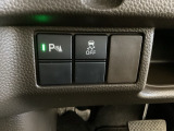 VSA装備車です。VSAはドライバーの操作と車の動きを見守っています。もし車の挙動が乱れたとき、4輪別々にブレーキをかけたり、エンジンパワーをしぼることによって車を安定させます。