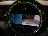 【バックモニター】&rdquo;R&rdquo;レンジにシフトチェンジして頂くとバックカメラとセンサーが起動し駐停車時の運転をサポートします。