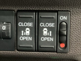 【両側パワースライドドア】両側がパワースライドドアになっており、運転席のスイッチやスマートキーでも開閉が可能です!開口部も広いので乗り降りも楽々♪