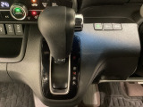 CVT車のセレクトレバーです。低速から高速まで、変速ショックのないスムーズな走りを実現するとともに、エンジン効率のよい領域を維持することで燃費にも貢献します。